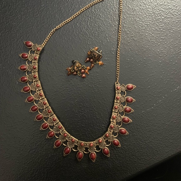 Vintage Necklace and Earrings with brass colored chains and burgundy stones - Picture 2 of 7